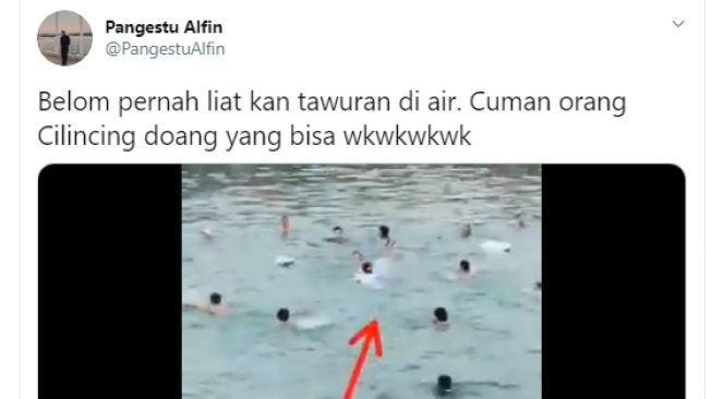 Sekelompok orang terlihat saling serang menggunakan senjata di sungai kawasan Cilincing. - (Twitter/@PangestuAlfin)