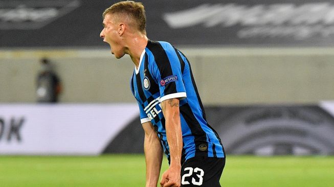 Gelandang  Inter Milan Nicolo Barella merayakan gol pembuka selama pertandingan sepak bola perempat final Liga Europa antara Inter Milan melawan Bayer Leverkusen di Merkur Spiel-Arena, Dusseldorf, Jerman, Selasa (11/8/2020) dini hari WIB. [Martin Meissner / POOL / AFP]