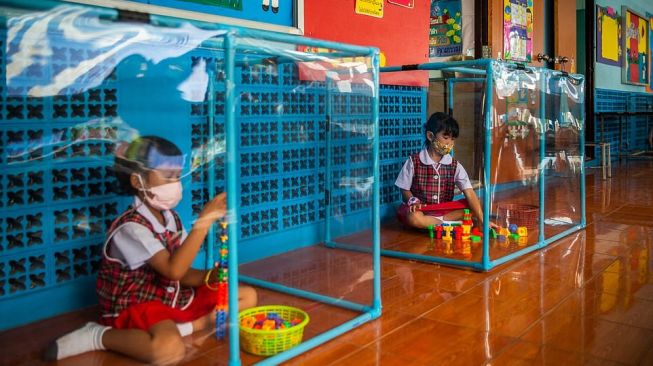Jaga jarak anak sekolah di Thailand. (Dailymail/Lauren DeCicca)