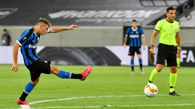 Gelandang Inter Milan Nicolo Barella mencetak gol pembuka selama pertandingan sepak bola perempat final Liga Europa antara Inter Milan melawan Bayer Leverkusen di Merkur Spiel-Arena, Dusseldorf, Jerman, Selasa (11/8/2020) dini hari WIB. [Martin Meissner / POOL / AFP]