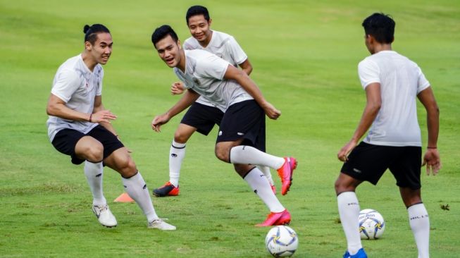 Pemain Persija Jakarta, Ryuji Utomo, sedang berlatih bersama rekan-rekan lainnya di Timnas Indonesia senior (dok. Persija)