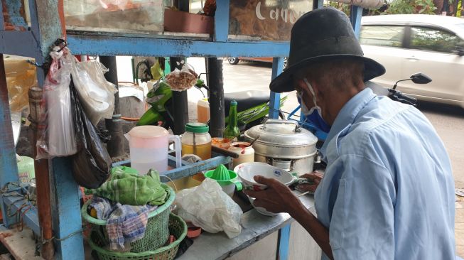 Kisah Mbah Suwaji, 30 Tahun Jual Bakso dengan Mata Katarak di Gang XX