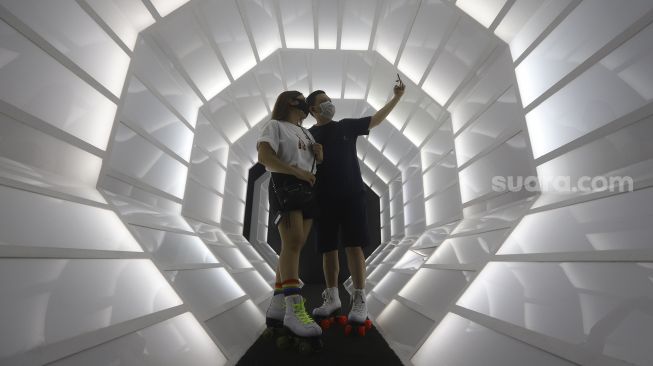 Pengunjung berswafoto saat bermain sepatu roda di Moja Museum di kawasan Gelora Bung Karno (GBK), Jakarta, Selasa (11/8/2020). [Suara.com/Angga Budhiyanto]