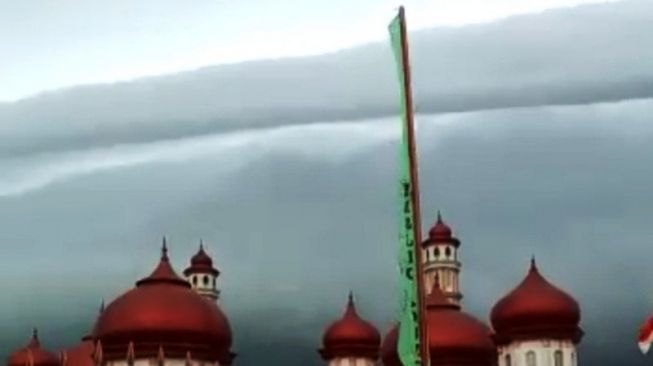 Tangkapan layar video warga yang menggambarkan awan mirip tsunami (awan arcus) di atas Masjid Agung Baitul Makmur Meulaboh, Aceh Barat, Senin (10/8/2020) pagi. [Antara/Teuku Dedi Iskandar]