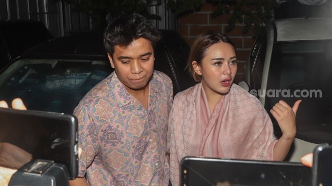 Pasangan selebritis Amanda Manopo dan Billy Syahputra saat menjawab pertanyaan awak media di Kawasan Tendean, Jakarta Selatan, Selasa (11/8). [Suara.com/Alfian Winanto]