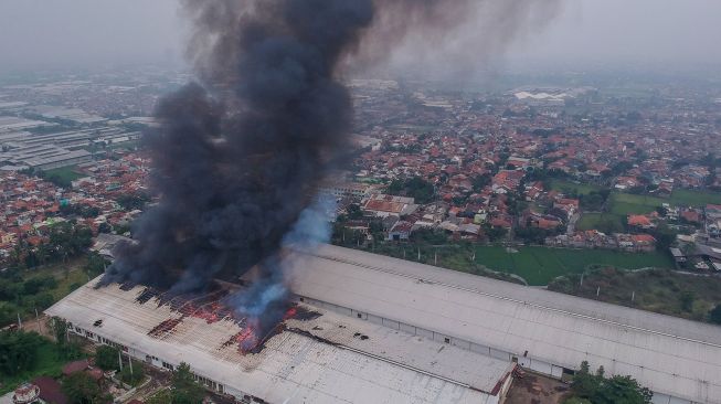 Foto udara salah satu gudang pabrik kapas yang terbakar di Cipadung, Bandung, Jawa Barat, Selasa (11/8/2020).  [ANTARA FOTO/Raisan Al Faris]