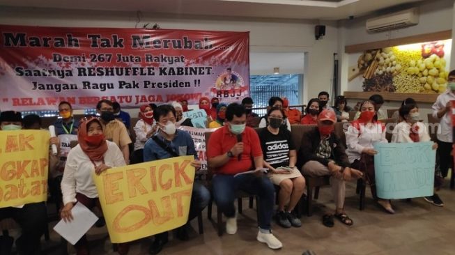 Relawan Bersatu Jaga Jokowi saat mendesak agar Menteri BUMN Erick Thohir dicopot. (Suara.com/Bagaskara).