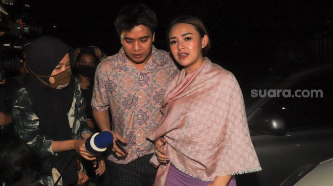 Pasangan selebritis Amanda Manopo dan Billy Syahputra berjalan usai bertemu awak media di Kawasan Tendean, Jakarta Selatan, Selasa (11/8). [Suara.com/Alfian Winanto]