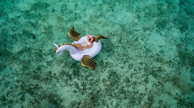 Batal Instagramable, Ternyata Begini Sulitnya Naik Floaty di Kolam Renang