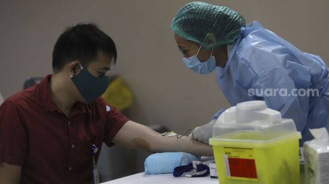 Petugas medis mengambil sampel darah pekerja saat melakukan tes serelogy di Rumah Sakit Siloam, Kebon Jeruk, Jakarta, Selasa (11/8/2020). [Suara.com/Angga Budhiyanto]