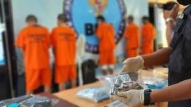 Kurir Narkoba dengan Senpi Ditangkap, Sempat Lakukan Perlawanan