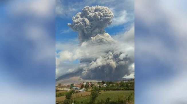 PVMBG Imbau Masyarakat Jauhi Radius 5 Kilometer dari Puncak Sinabung