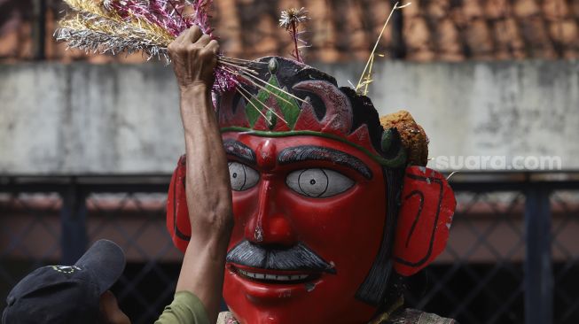 Warga merias ondel-ondel di Kampung Ondel-ondel, Jalan Kembang Pacar, Senen, Jakarta, Rabu (12/8/2020). [Suara.com/Angga Budhiyanto]