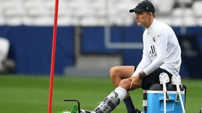 Pelatih Paris Saint-Germain (PSG) Thomas Tuchel memantau sesi latihan skuatnya di Luz stadium guna menghadapi Atalanta di perempat final Liga Champions. David Ramos / AFP / POOL