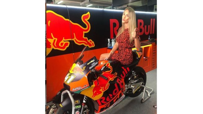 Pacar Brad Binder, Courtney Renniers pose dengan motor pacarnya (Instagram)