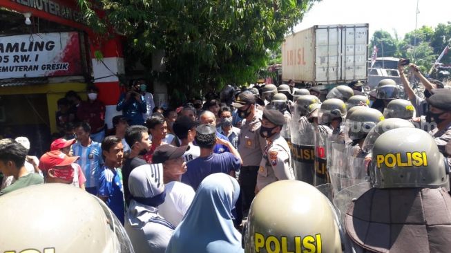 Takut Paru-paru Rusak, Warga Kemuteran Gresik Protes Bongkar Muat Batu Bara