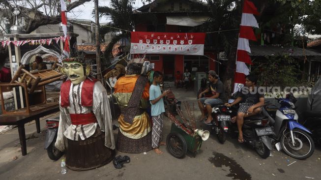 Sejumlah warga beraktivitas di Kampung Ondel-ondel, Jalan Kembang Pacar, Senen, Jakarta, Rabu (12/8/2020). [Suara.com/Angga Budhiyanto]