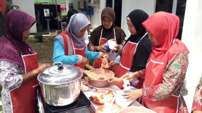 Bakti Pertamina Patra Niaga: Sumiyati Kini Inspirator Kuliner Ibu-ibu PKK