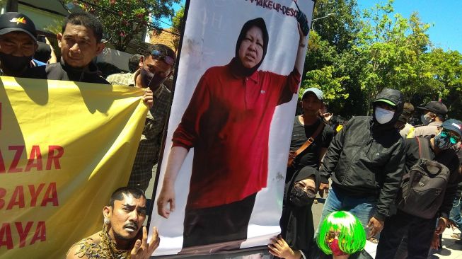 Serbu Kantor Wali Kota Surabaya Risma, Biduan Cantik Ancam Akan Menginap