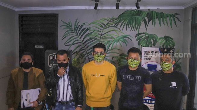 Penyanyi Irwansyah menggelar jumpa pers terkait kasus penggelapan dana dengan Pengusaha Medina Zein di Kawasan Tebet Timur, Jakarta Selatan, Rabu (12/8). [Suara.com/Alfian Winanto]