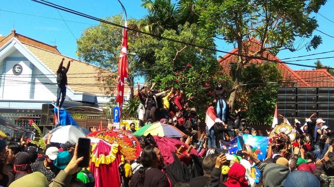 TOK! Hajatan Kawinan Boleh Lagi di Surabaya, Biduan Joget di Pinggir Jalan