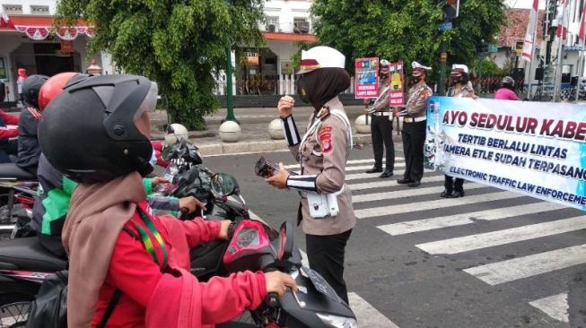 Sejumlah petugas Dirlantas Polda DIY melakukan sosialisasi Electronic Traffic Law Enforcement (E-TLE) di Titik Nol Kilometer Kota Yogyakarta, Rabu (12/8/2020). - (SuaraJogja.id/Muhammad Ilham Baktora)