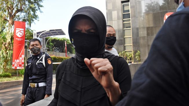 Wali Kota Banjar Ade Uu Sukaesih (tengah) berjalan meninggalkan Gedung KPK usai menjalani pemeriksaan di Jakarta, Rabu (12/8/2020). [ANTARA FOTO/Indrianto Eko Suwarso]