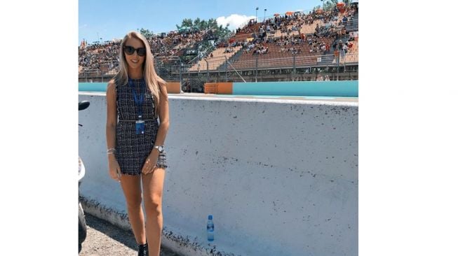 Pacar Brad Binder, Courtney Renniers pose di paddock (Instagram)