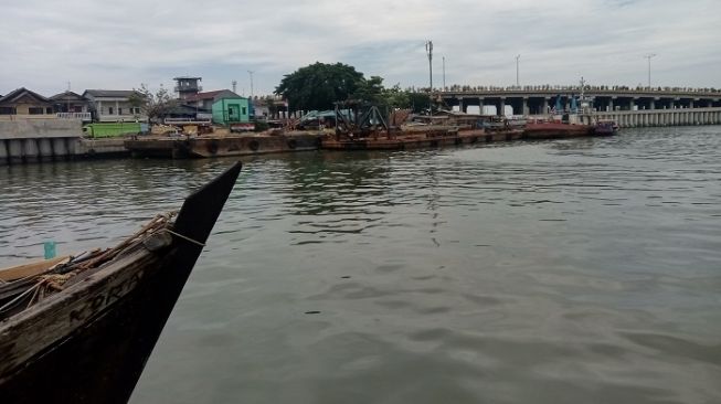 Viral aksi tawuran antarpemuda di laut yang terjadi di Kali Baru, Cilincing, Jakarta Utara. (Suara.com/Arga).