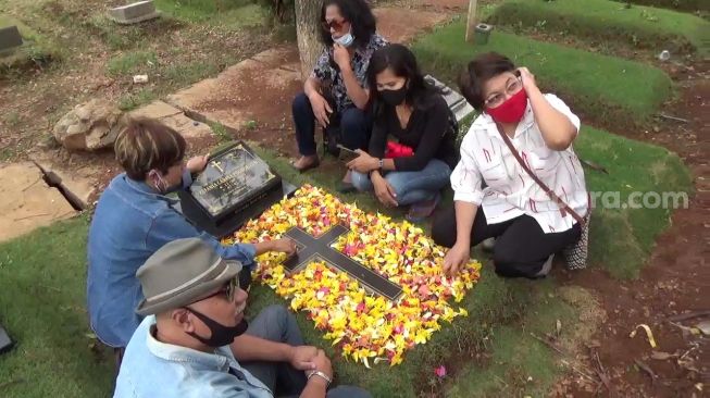 Karen Pooroe Berziarah ke Makam Anaknya yang Tewas Jatuh dari Lantai 6