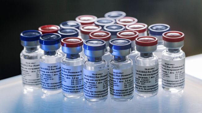 Vaksin Covid-19 yang dikembangkan laboratorium Institut Penelitian Ilmiah Epidemiologi dan Mikrobiologi Gameleya, Moskow, Rusia, 6 Agustus 2020. [Handout / Russian Direct Investment Fund / AFP]