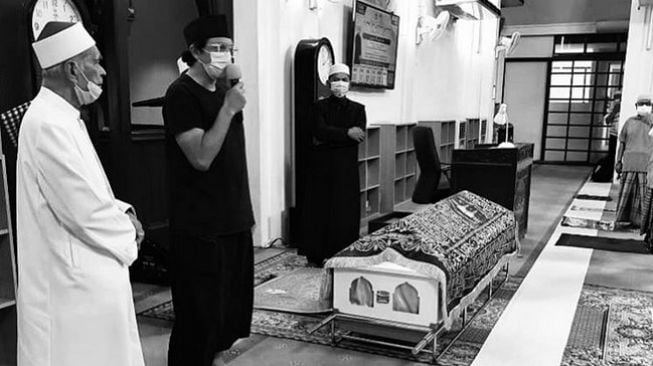 Engku Emran di belakang jenazah nenek. [Instagram]