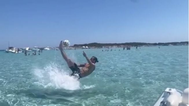 Zlatan Ibrahimovic Pamer Aksi Salto di Laut, Ini Videonya