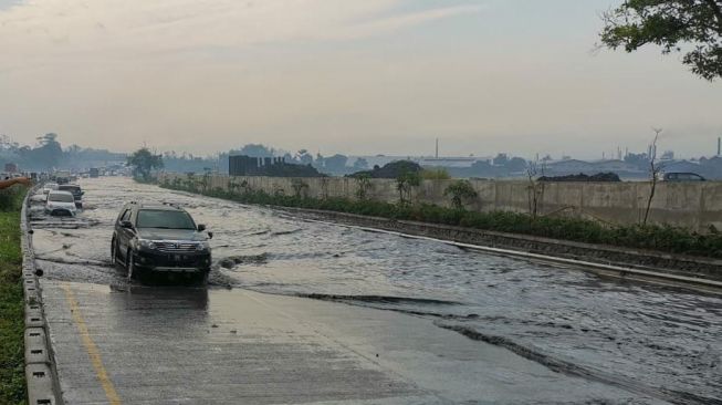 Tol Padaleunyi KM 130 Banjir Imbas Pembangunan Kereta Cepat Jakarta-Bandung