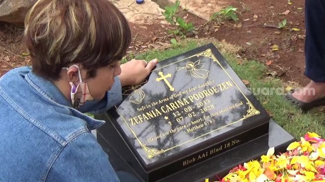 Karen Pooroe beziarah ke makam anaknya [Suara.com/Ismail]