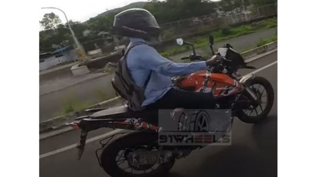 Spy shot KTM Adventur 250 (Gaadiwaadi)