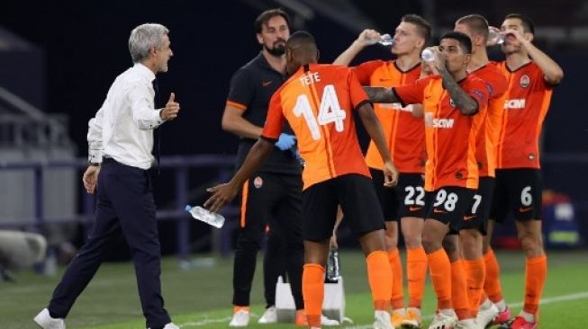 Pelatih Shakhtar Donetsk Luis Castro memberikan selamat kepada skuatnya usai mengalahkan Basel di perempat final Liga Europa di Arena Aufschalke. WOLFGANG RATTAY / POOL / AFP