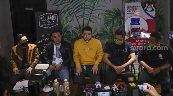 Penyanyi Irwansyah saat menggelar jumpa pers  terkait kasus penggelapan dana dengan Pengusaha Medina Zein di Kawasan Tebet Timur, Jakarta Selatan, Rabu (12/8). [Suara.com/Alfian Winanto]