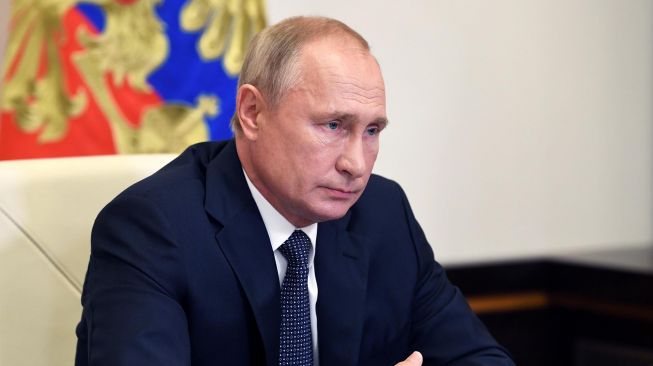Presiden Rusia Vladimir Putin memimpin pertemuan dengan anggota pemerintah melalui panggilan telekonferensi di Moskow, Rusia, Selasa 11 Agustus 2020. [Foto/AFP]