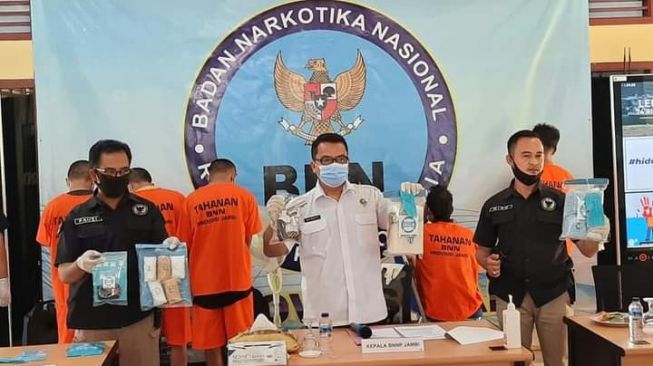 BNNP Jambi Tangkap Kurir Narkoba Bawa Sabu dan Pistol