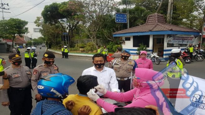 HKGB Ke 68, Polres Jombang Bagikan Ribuan Masker Gratis