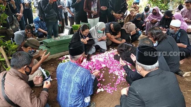 Suasana pemakaman jenazah staf KPU Kabupaten Yahukimo Henry Jovinski di TPU Sasana Laya, Sidokerto, Godean, Sleman, Kamis (13/8/2020) - (SuaraJogja.id/Muhammad Ilham Baktora)