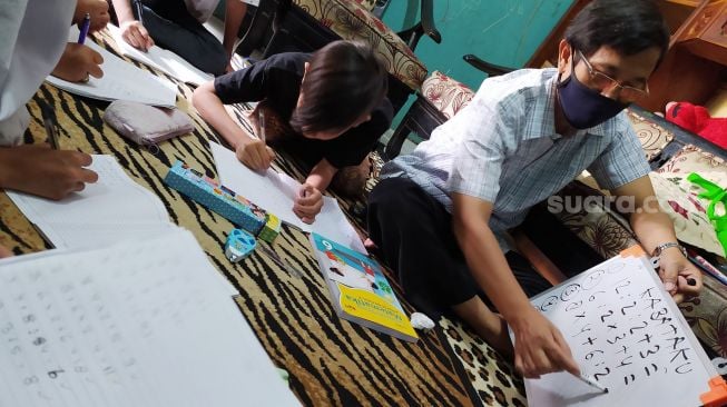 Aktifitas kegiatan belajar mengajar di rumah siswa di Menteng, Jakarta, kamis (13/8).[Suara.com/Oke Atmaja]