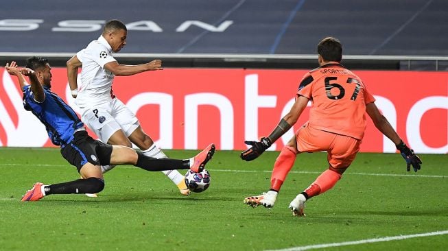 Penyerang Paris Saint-Germain Kylian Mbappe (tengah) menendang bola dan gagal mencetak gol  selama pertandingan sepak bola perempat final Liga Champions antara Atalanta dan Paris Saint-Germain di Estadio da Luz, Lisbon, Portugal, Kamis (13/8/2020) dini hari WIB. [David Ramos / POOL / AFP]