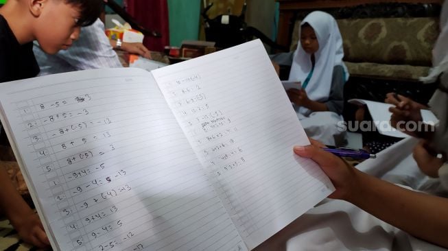 Sejumlah siswa melakukan kegiatan belajar mengajar di rumah siswa di Menteng, Jakarta, kamis (13/8).[Suara.com/Oke Atmaja]