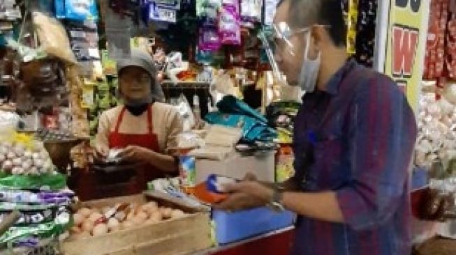 Bayu, Mantri BRI Dampingi Pedagang Pasar Dinoyo Melek Digital