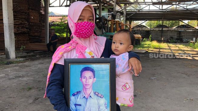 Tangis Anna, Istri ABK Tongkang Gresik Hilang Yakin Suaminya Masih Hidup