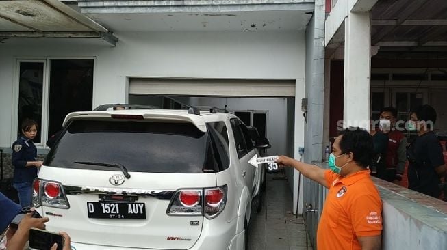 Rekonstruksi kasus pembunuhan bos Toko Roti, Hsu Ming Hu di Cikarang, Bekasi. (Suara.com/M Yasir)