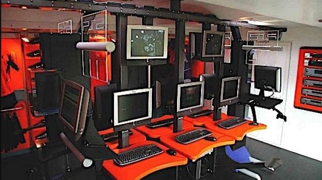 Layaknya game center, isi kabin truk ini manjakan para gamer (Autoevolution)