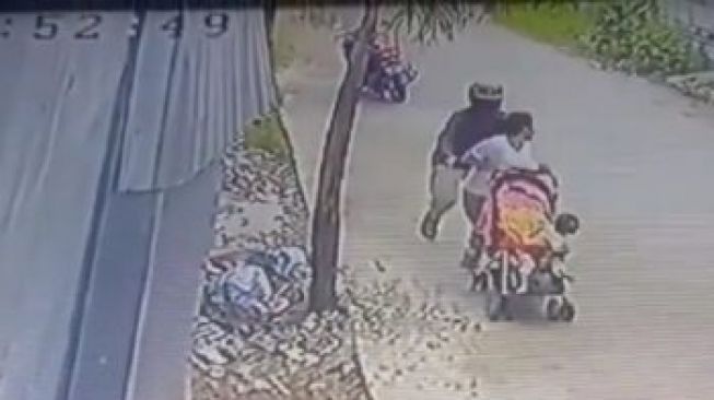 Dikejar-kejar, Aksi Pemotor Remas Dada Wanita saat Bawa Bayi Terekam CCTV!